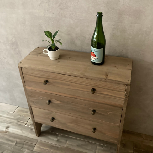 チェスト　北欧　四つ脚　木製 キャビネット　リビング収納　3段 引き出し収納　シェルフ　洋服収納　ナチュラル cm アンティーク ヴィンテージ感 を出す為にあえて傷をつけている場合は小さなささくれやザラつきがある場合がございますので 既製品などのつるつるした手触りをお求めの方はご満足頂けない場合がございますのでご理解頂いた上でのご購入をお願い致します