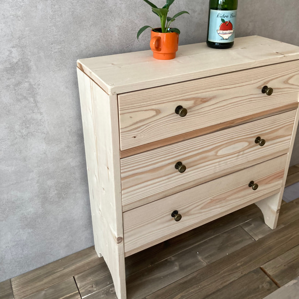 チェスト　北欧　四つ脚　木製 キャビネット　リビング収納　3段 引き出し収納　シェルフ　洋服収納　ナチュラル cm アンティーク ヴィンテージ感 を出す為にあえて傷をつけている場合は小さなささくれやザラつきがある場合がございますので 既製品などのつるつるした手触りをお求めの方はご満足頂けない場合がございますのでご理解頂いた上でのご購入をお願い致します