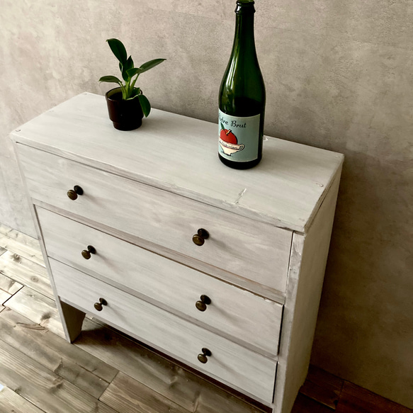 チェスト　北欧　四つ脚　木製 キャビネット　リビング収納　3段 引き出し収納　シェルフ　洋服収納　ナチュラル cm アンティーク ヴィンテージ感 を出す為にあえて傷をつけている場合は小さなささくれやザラつきがある場合がございますので 既製品などのつるつるした手触りをお求めの方はご満足頂けない場合がございますのでご理解頂いた上でのご購入をお願い致します