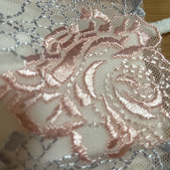 323不織布マスクカバー ピンク×グレー豪華刺繍チュールレース 肌面✨高級シルク 3枚目の画像