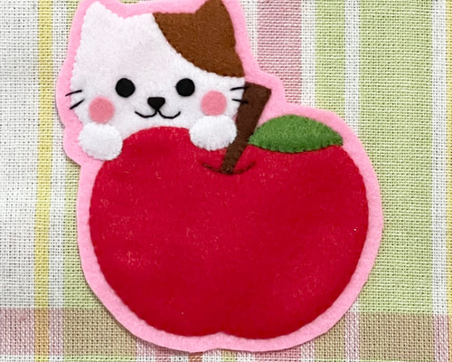 レッサーパンダとリンゴ フェルト名札 ワッペン - メルカリ