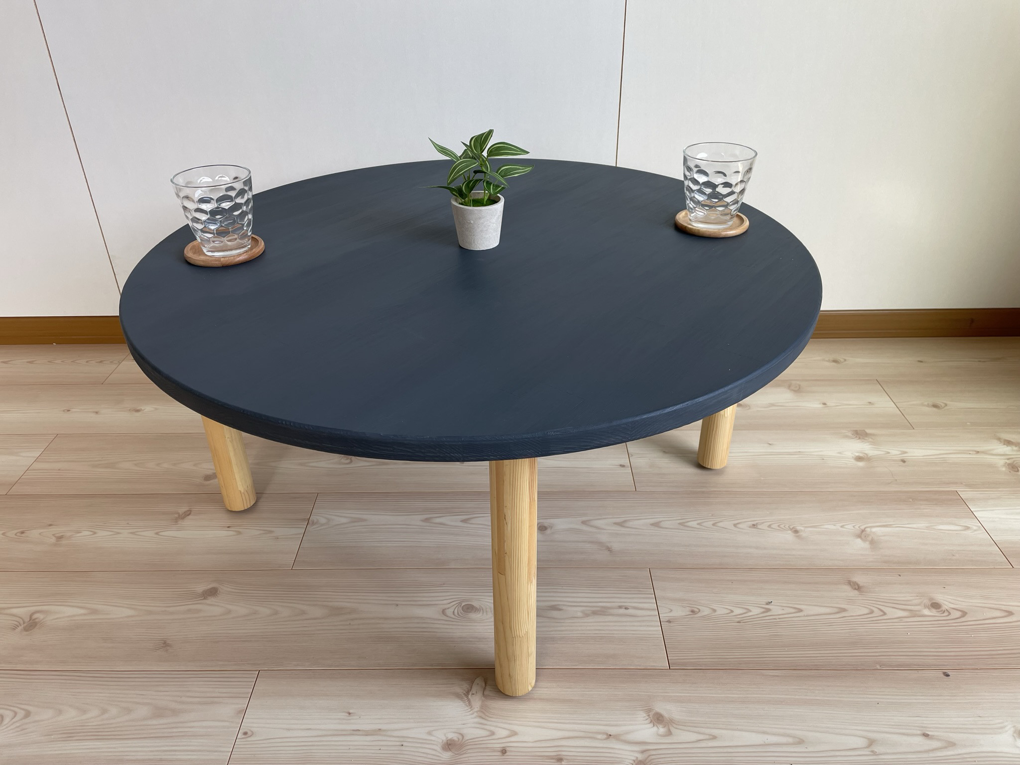 木のぬくもり感じるカラー円卓・ﾃﾞｨｷｼｰﾌﾞﾙｰ