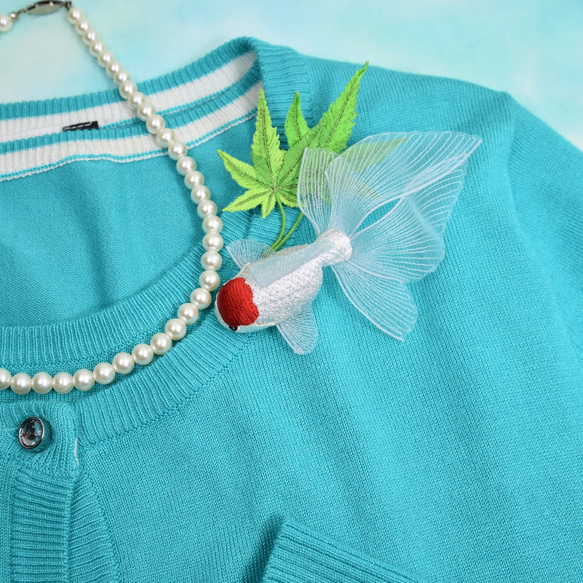 【立体刺繍 】丹頂のコサージュと青楓のブローチのセット 2枚目の画像