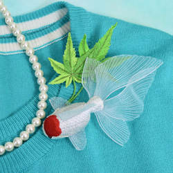 【立体刺繍 】丹頂のコサージュと青楓のブローチのセット 1枚目の画像