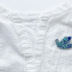 刺繍ブローチ「お空へはばたく青い鳥」 3枚目の画像