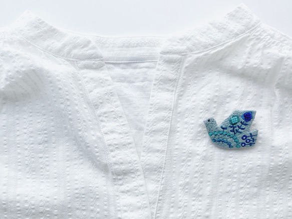 刺繍ブローチ「お空へはばたく青い鳥」 3枚目の画像