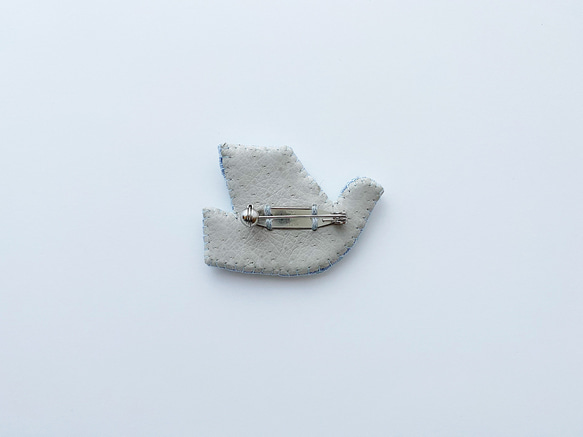 刺繍ブローチ「お空へはばたく青い鳥」 4枚目の画像