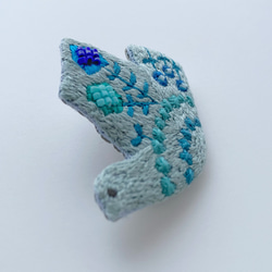 刺繍ブローチ「お空へはばたく青い鳥」 2枚目の画像