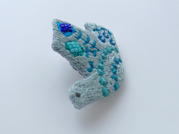 刺繍ブローチ「お空へはばたく青い鳥」 2枚目の画像
