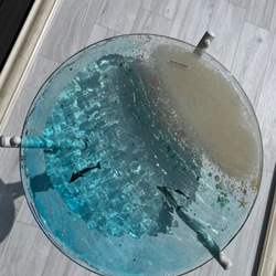 クリアカラー　ホワイトビーチ　イルカの親子　ガラスサイドテーブル丸 〜Minamo〜 4枚目の画像