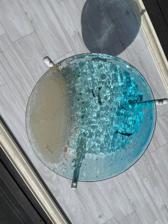 クリアカラー　ホワイトビーチ　イルカの親子　ガラスサイドテーブル丸 〜Minamo〜 3枚目の画像