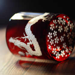 切子ロックグラス「昇り龍・銅赤桜」 7枚目の画像