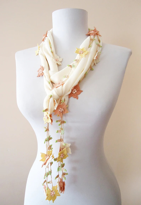 刺繍のお花付き　シフォンスカーフのロングラリエット　クリーム 3枚目の画像