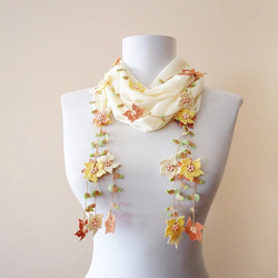 刺繍のお花付き　シフォンスカーフのロングラリエット　クリーム 4枚目の画像