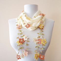 刺繍のお花付き　シフォンスカーフのロングラリエット　クリーム 1枚目の画像