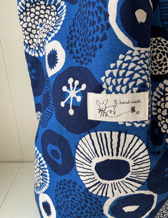 たたむの簡単ペタンコ布バッグ＊北欧風花柄・青（タグの柄：犬と糸） 2枚目の画像