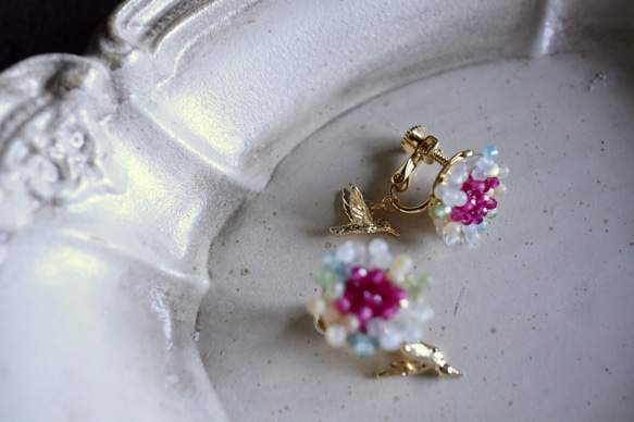【花と鳥】シンセティックルビー マザーオブパールの天然石の耳飾り　ハナトトリ（ピンク） 6枚目の画像