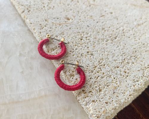 ちっさなフープピアス ベルギーリネン 赤 ピアス（フープ） にわか制作
