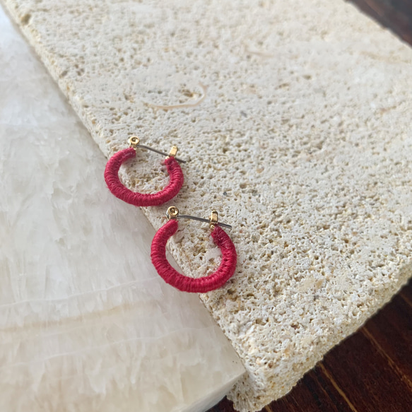 ちっさなフープピアス ベルギーリネン 赤 ピアス（フープ） にわか制作