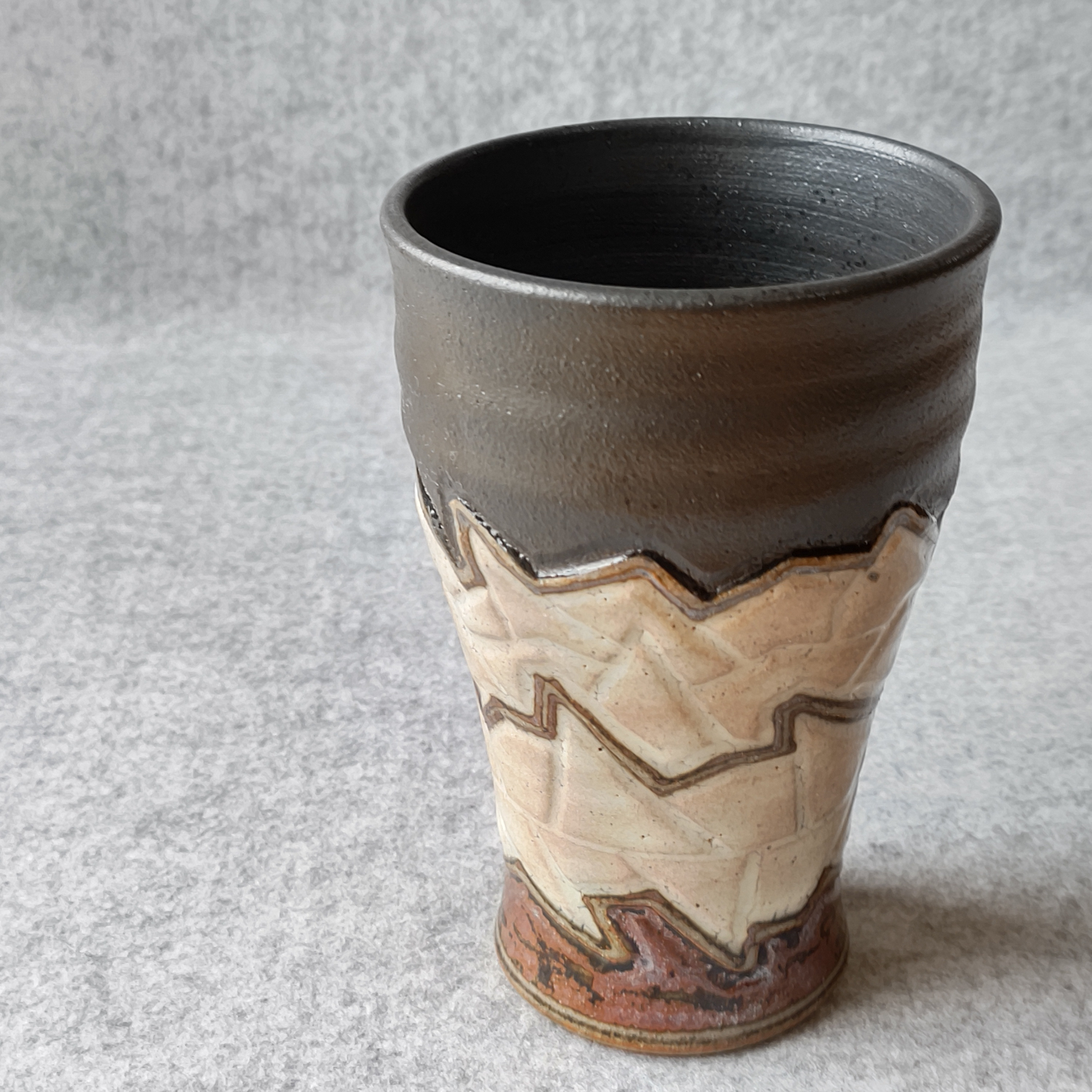 彫幾何模様の白化粧に鉄彩、黒釉フリーカップ。