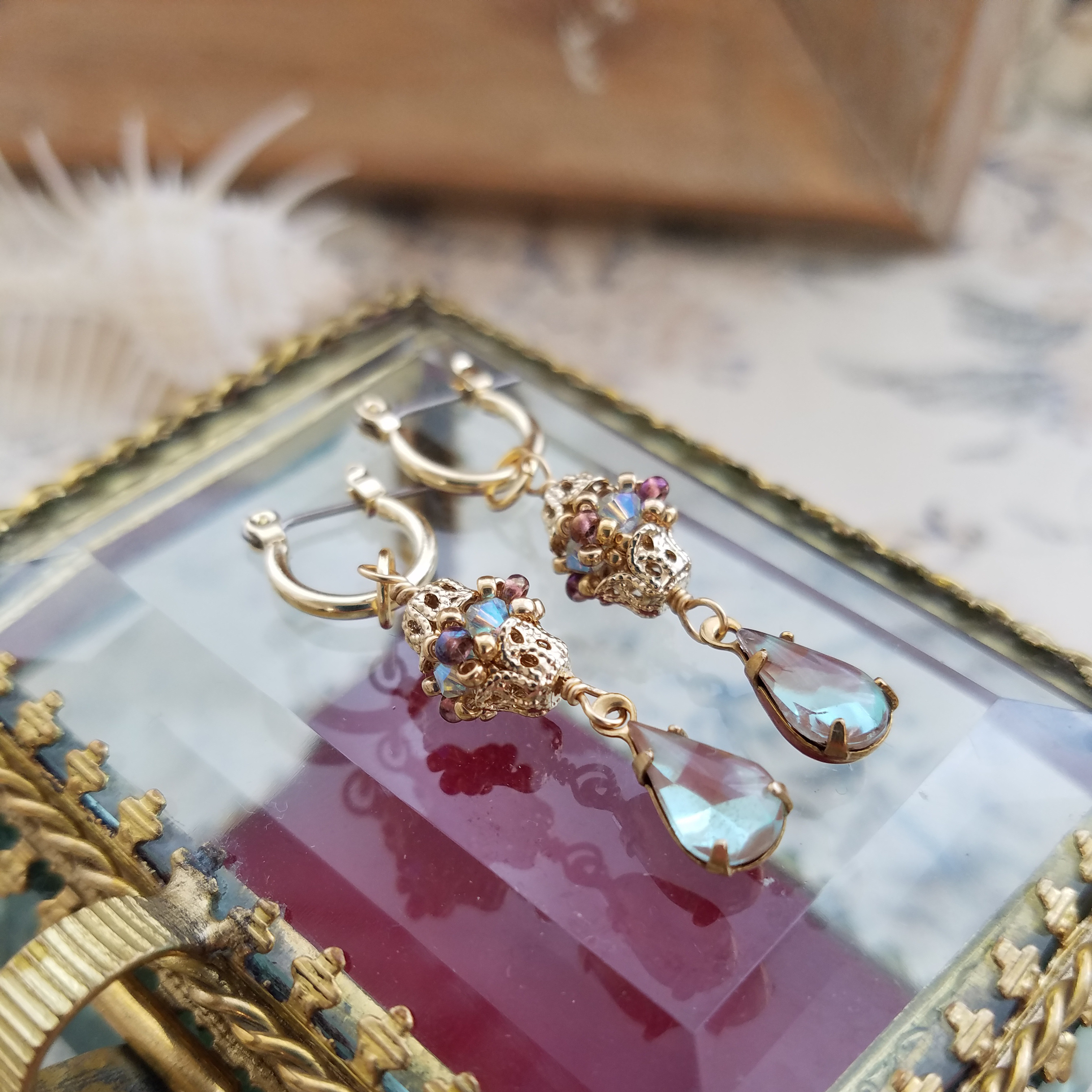 ヴィンテージサフィレットとクリスタルガラスビーズモチーフのフープピアス(イヤリング)