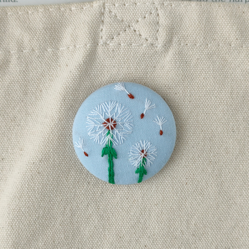 受注制作】ふわふわたんぽぽの綿毛刺繍ブローチor刺繍ヘアゴム