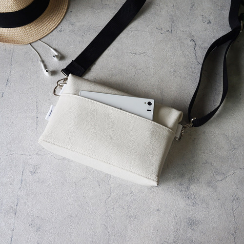 お出掛けミニショルダーバッグ クロスボディバッグ（白）春夏秋冬