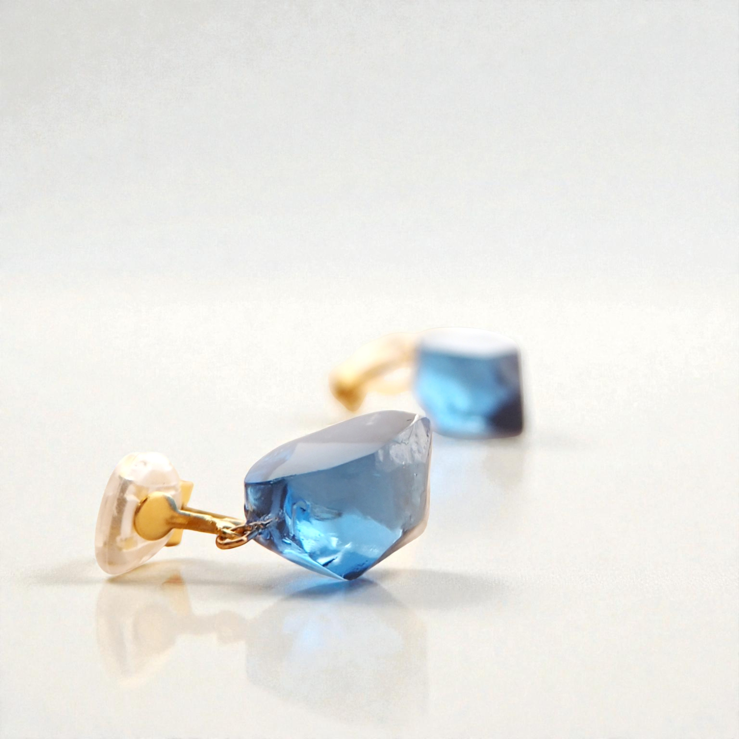 [鉱石の断面 くすみブルー] イヤリング/ピアス 痛くない 軽い レジン 透明感 アレルギー対応 プレゼント