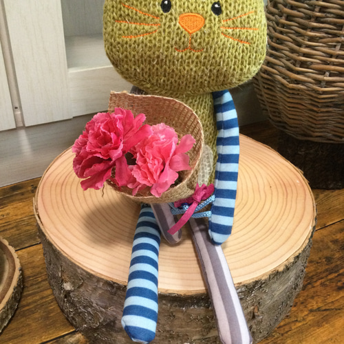 カーネーション（アーティシャルフラワー）の花束を持つ可愛い