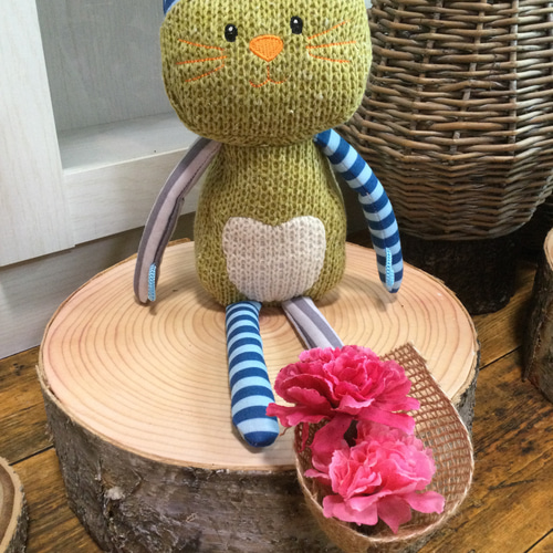 作家様　ねこちゃん　ぬいぐるみ　花飾り カーネーション（アーティシャルフラワー）の花束を持つ可愛い