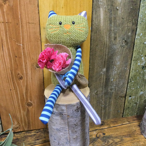 カーネーション（アーティシャルフラワー）の花束を持つ可愛い