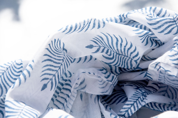 聖誕節禮物 交換禮物 情人節禮物 生日禮物 母親節禮物 手工木刻印植物染圍巾手織圍巾 編織圍巾 草木染純綿絲巾-藍蕨類 第9張的照片