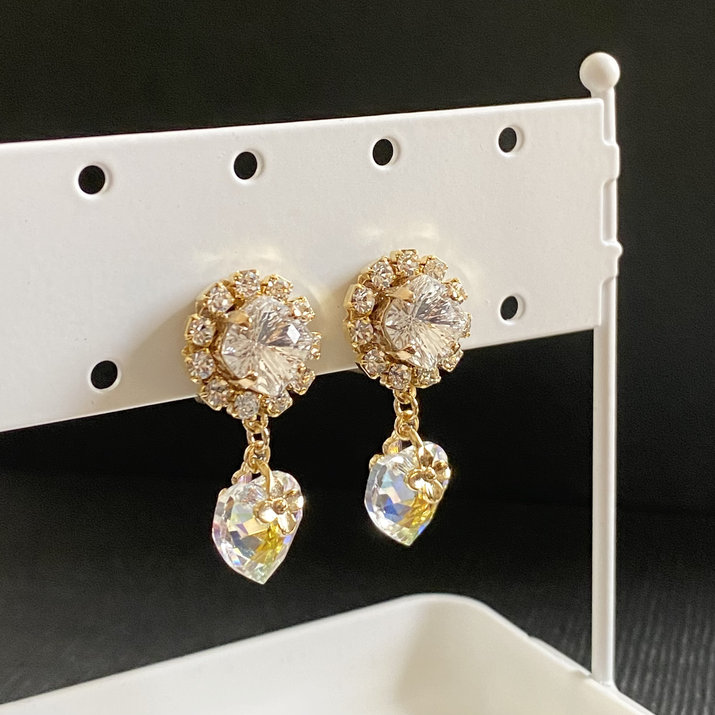 ハートのクリスタルが揺れるイヤリング　（クリスタルオーロラ・ゴールド）　バレエ