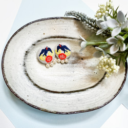 白夜燕子北歐刺繡胡桃木紐扣耳環/耳環 第1張的照片