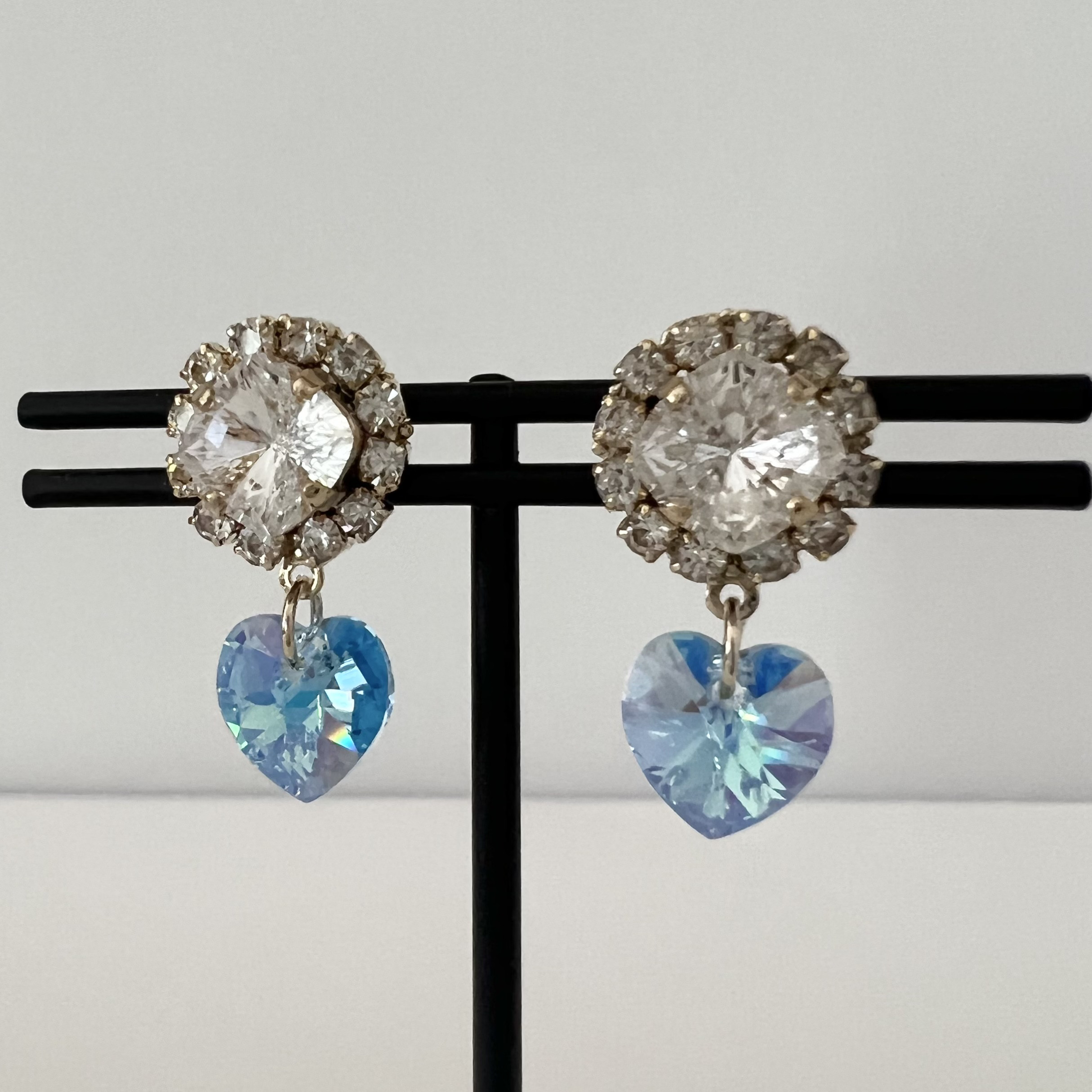 ハートのクリスタルが揺れるイヤリング　（アクアマリン・ゴールド）　バレエ