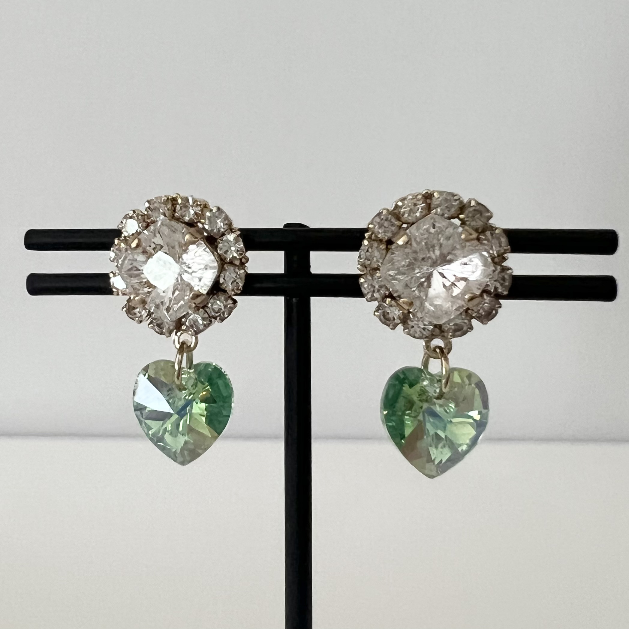 ハートのクリスタルが揺れるイヤリング　（グリーン・ゴールド）　バレエ 4,212円