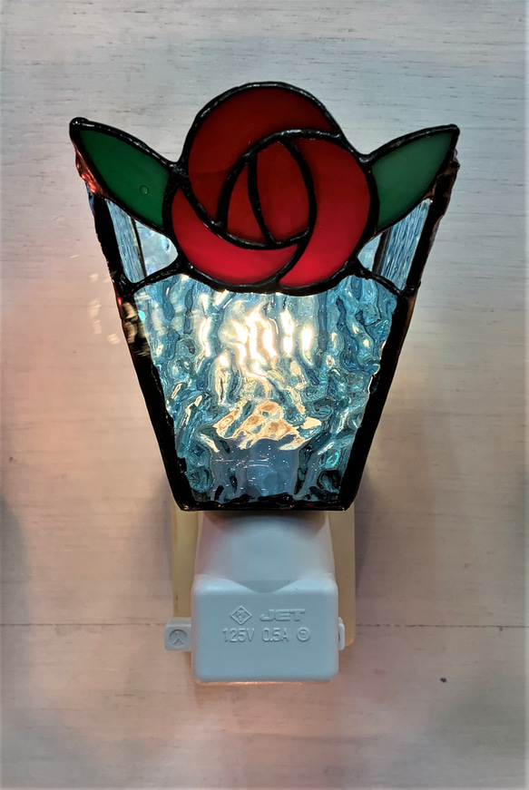 楽天市場】【送料無料】ステンドグラスランプ 優雅な薔薇 （キャンディーローズ） 中型 25×h37 【照明・スタンド】 : インテリア つるや