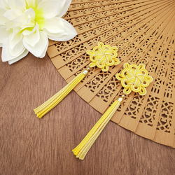 受注制作】八重菊結びのタッセルピアス・イヤリング（黄色・イエロー