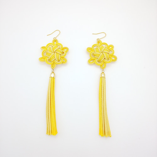 受注制作】八重菊結びのタッセルピアス・イヤリング（黄色・イエロー