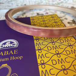 新柄入荷！『DMC ×SABAEコラボ 　PREMIUM HOOP　刺繍枠　専用ボックス入り』～LPK　ピンク～ 3枚目の画像