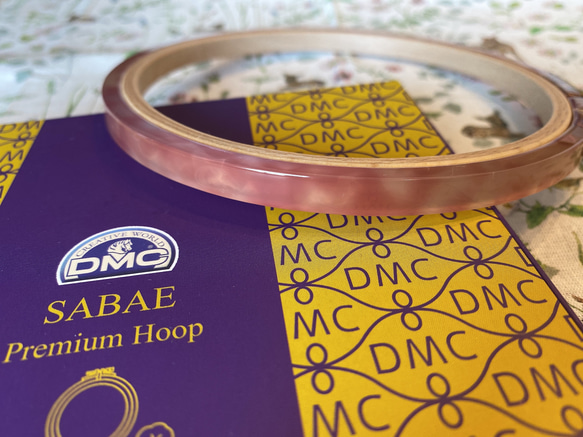 新柄入荷！『DMC ×SABAEコラボ 　PREMIUM HOOP　刺繍枠　専用ボックス入り』～LPK　ピンク～ 3枚目の画像