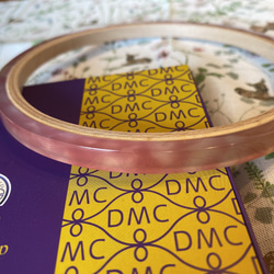 新柄入荷！『DMC ×SABAEコラボ 　PREMIUM HOOP　刺繍枠　専用ボックス入り』～LPK　ピンク～ 1枚目の画像