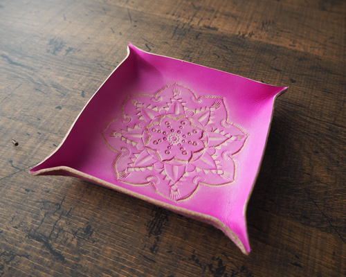 レザートレイ 蛇と花の彫刻 本革*レザートレイ*青みピンク お花