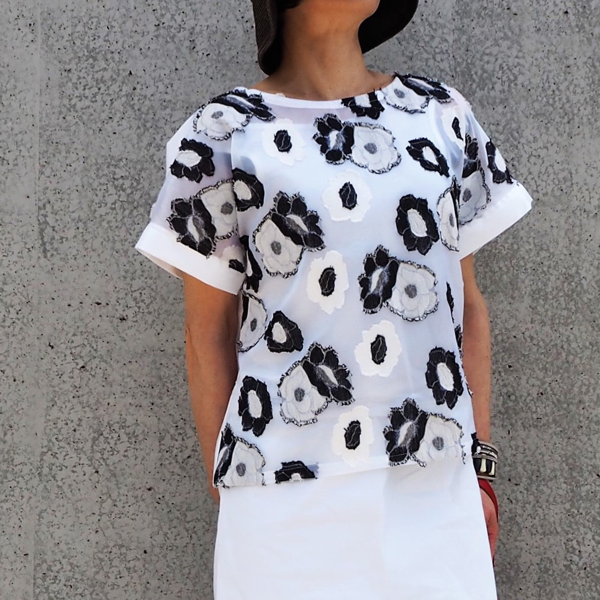 綺麗　涼しい立体お花柄ゴブラン　ホワイト　ブラック　イタリア製コットンストレッチ　ゆったり肩落ち