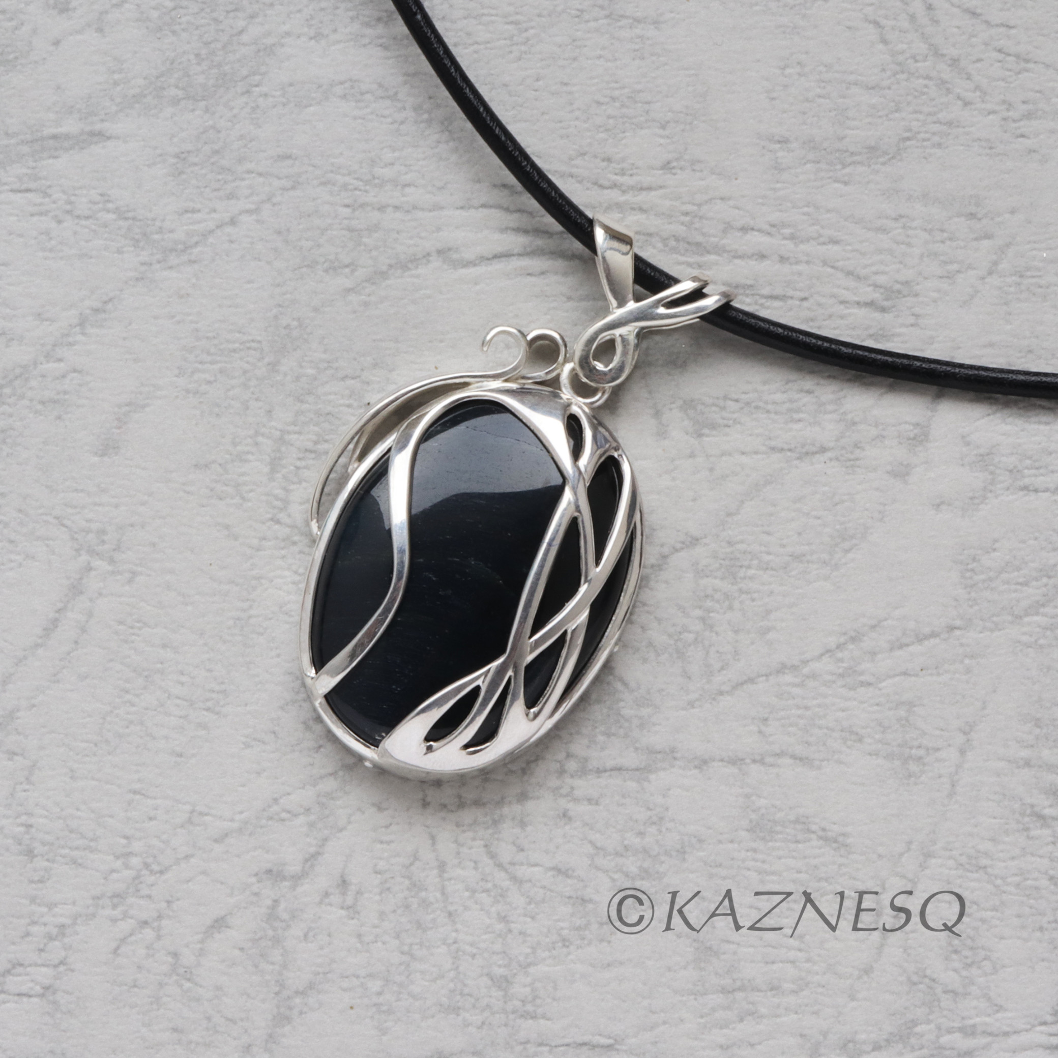 ホークアイかもしれない正体不明の黒い石のアールヌーボー風シルバーペンダント