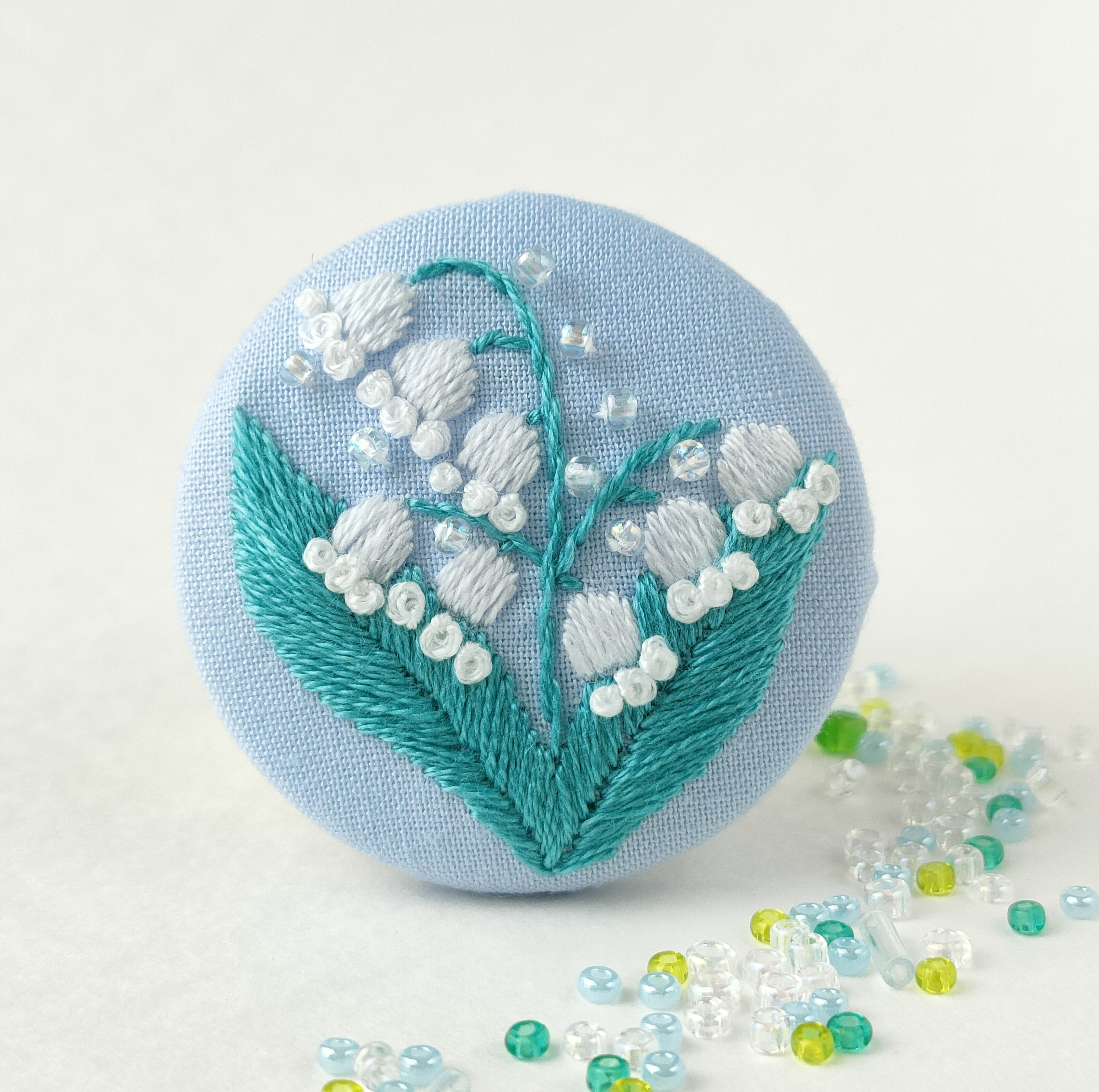 【専用】ハンドメイド　刺繍ブローチ　ヘアゴム くるみボタン③③ハンドメイド刺繍ブローチヘアゴム ブローチ