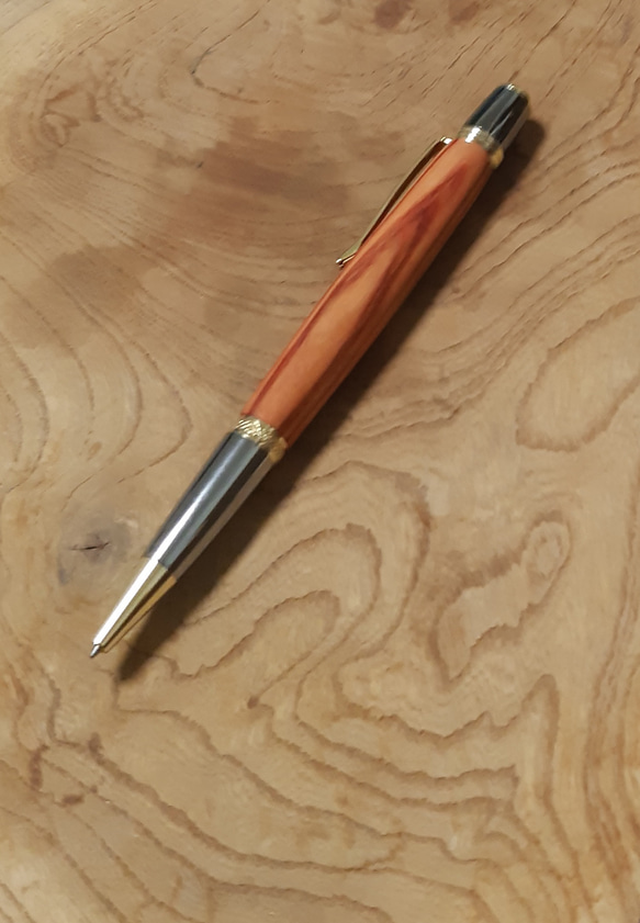 木製ボールペン ツイスト式 チューリップウッド 蜜蝋クリーム仕上げ 3枚目の画像