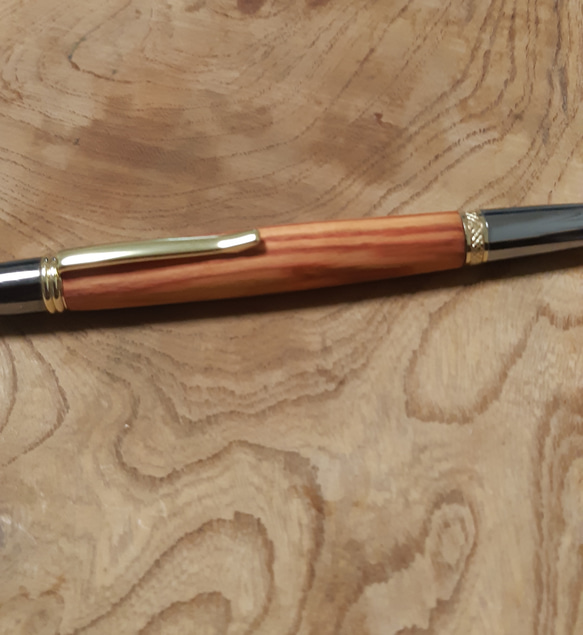 木製ボールペン ツイスト式 チューリップウッド 蜜蝋クリーム仕上げ 5枚目の画像