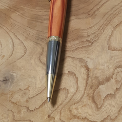 木製ボールペン ツイスト式 チューリップウッド 蜜蝋クリーム仕上げ 4枚目の画像