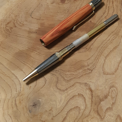 木製ボールペン ツイスト式 チューリップウッド 蜜蝋クリーム仕上げ 6枚目の画像